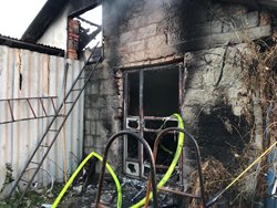Požár dvojgaráže v Jezernici na Přerovsku poškodil vozidlo i historické motorky.