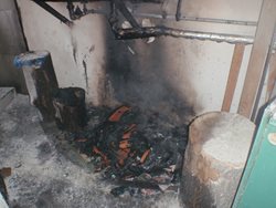 Při požáru v rodinném domě byl při zásahu v zakouřených sklepních místnostech zraněn jeden z hasičů
