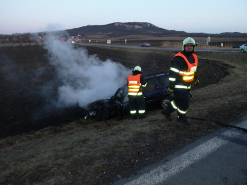 Hasič Zdeněk Selner ve svém volnu  byl ve správný čas na správném místě. Zachránil řidiči z hořícího auta život a beze zbytku tak naplnil služební slib