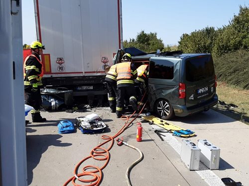 Drama na D1: Řidič uvězněný mezi osobním autem a kamionem