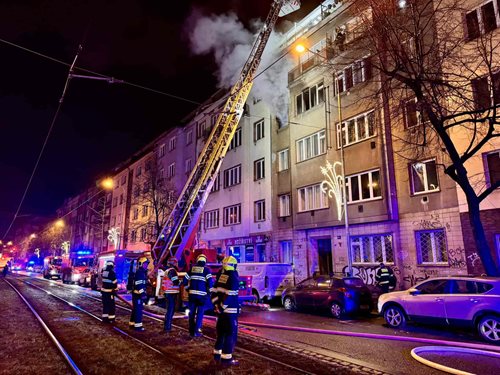 Požár bytu po půlnoci vyžadoval rozsáhlý zásah a evakuaci obyvatel