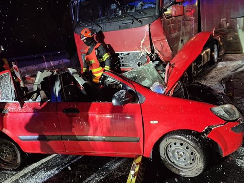 Smrtelná dopravní nehoda si vyžádala zásah všech složek IZS
