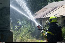 V Ostravě-Radvanicích pohltily plameny střechu domu