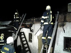 Nesprávně uložený popel zapříčinil požár kůlny v Telči