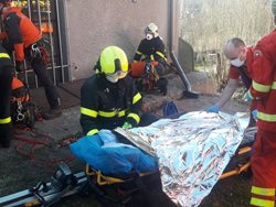 Ostravští hasiči zachraňovali chlapečka po pádu do díry v Klimkovicích