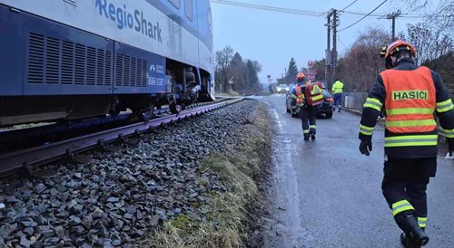 Ranní střet osobního auta s vlakem vyžadoval zásah hasičů