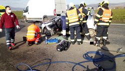 Dopravní nehoda osobního auta a dvou dodávek u Nových Kopist