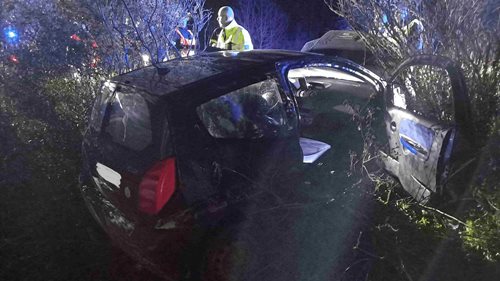 Noční náraz do svodidel skončil zraněním řidiče