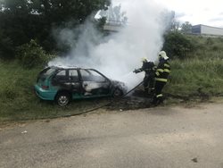Dvě jednotky likvidovaly u Plaňan požár autovraku