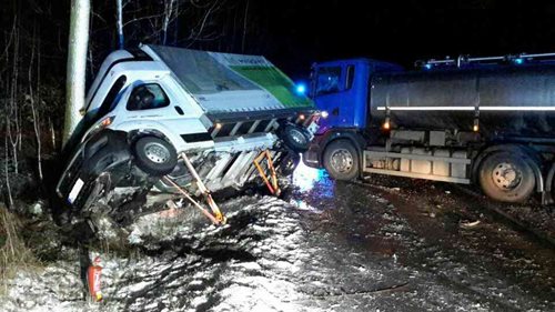 Cisterna převážející mléko se střetla s nákladním autem a dodávkou