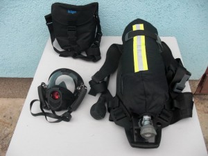 Dobrovolní hasiči z Brna získali od profesionálních hasičů dýchací přístroje