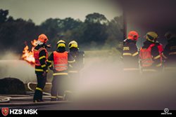 V Českém Těšíně už hasiči přes 11 hodin hlídají hořící zásobníky na plyn