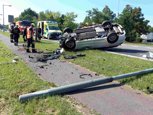 Auto se převrátilo po nárazu do sloupu, řidič skončil v péči záchranářů