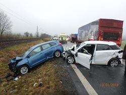 Vážná dopravní nehoda s požárem vozidla v Plzeňském kraji. Svědek požáru se nadýchal hasícího prášku, když se pokoušel uhasit požár jednoho z havarovaných osobních vozů. 