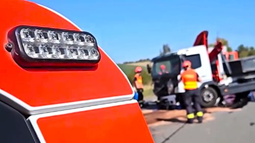 Vážná nehoda nákladního a osobního auta. Zraněného řidiče museli hasiči vyprostit