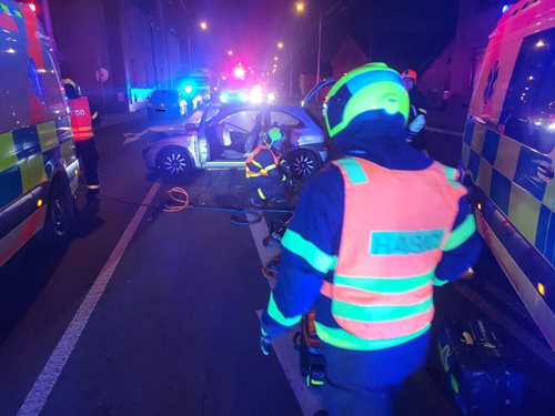 Vážná srážka dvou vozů si vyžádala rychlé vyprošťování a pět zraněných