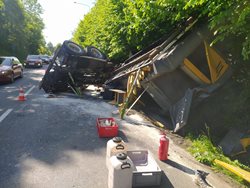 Havárie náklaďáku zkomplikovala provoz na hlavním tahu na Slovensko