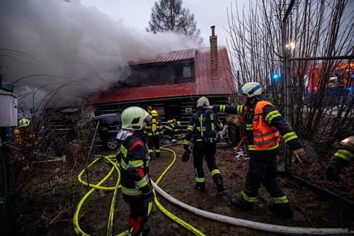 Požár chalupy si vyžádal oběť, hasiči nasadili speciální techniku