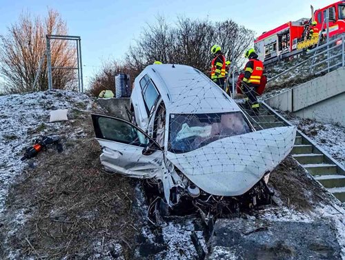 Vážná ranní nehoda na dálnici skončila vyproštěním čtyř osob