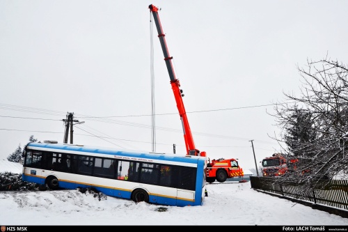 Hasičský jeřáb vyprošťoval autobus z příkopu u Havířova