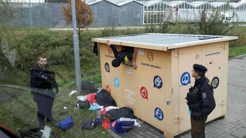 Zřejmě teplé oblečení i nocleh hledal v kontejneru muž, který v něm nakonec uvízl