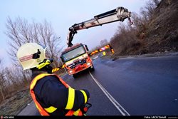 Vyproštění havarované Dacie z příkopu ve Slezské Ostravě