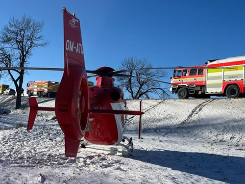 Střet tří vozidel uzavřel silnici zasahoval i vrtulník