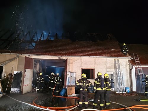 Požár zničil stolařskou dílnu: Hasiči bojovali s plameny přes půlnoc