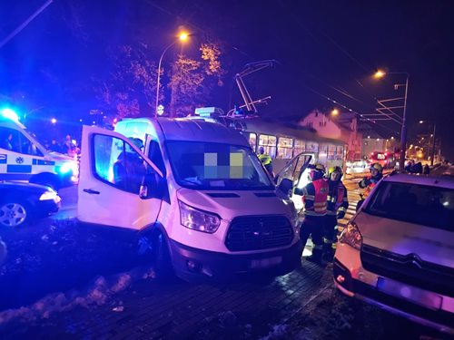 Střet dodávky s tramvají způsobil vážná zranění a masivní zásah složek IZS