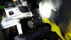 Skřípnutý prodlužovací kabel způsobil požár v bytě