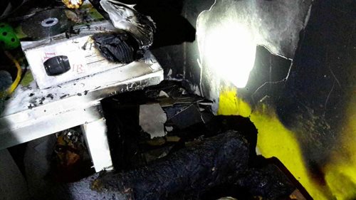 Skřípnutý prodlužovací kabel způsobil požár v bytě