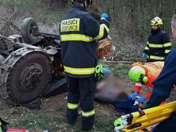 Na Blanensku se v lese převrátil traktor