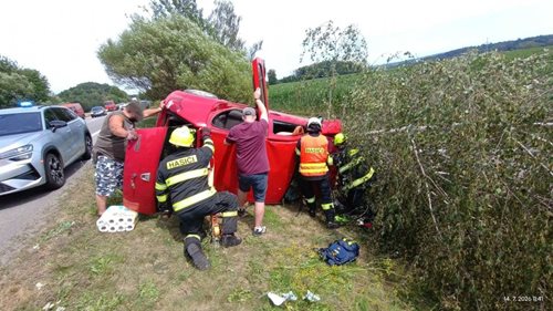 Vážná nehoda u Vodňan. Zaklíněného řidiče transportoval do nemocnice vrtulník