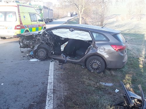 Z havarovaného vozidla museli hasiči zaklíněného řidiče vyprostit