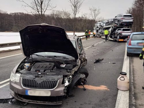 Vážná dopravní nehoda kamionu a osobního vozu zastavila provoz
