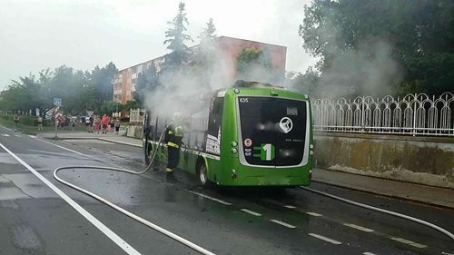 Požár elektrobusu v Hranících s desetimilionovou škodou.