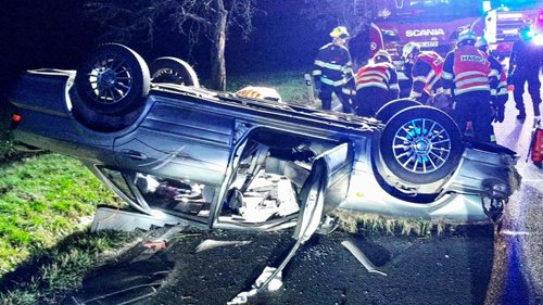 Auto skončilo mimo silnici, řidiče museli hasiči vyprostit
