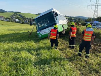 Linkový autobus sjel ze silnice. Cestující vyvázli, řidiče odvezli záchranáři