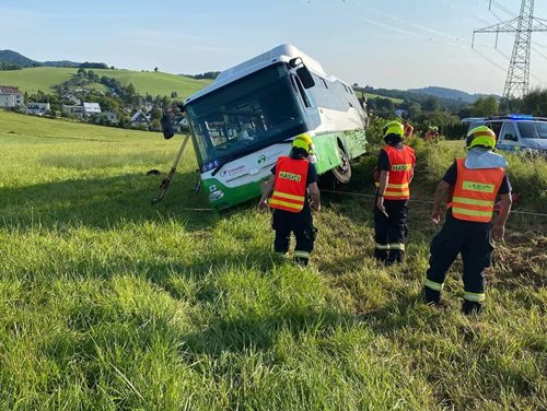 Linkový autobus sjel ze silnice. Cestující vyvázli, řidiče odvezli záchranáři