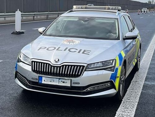 Srážka tří aut na Jičínsku: Utržené kolo způsobilo další nehodu