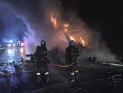 Na dálnici hořel návěs kamionu