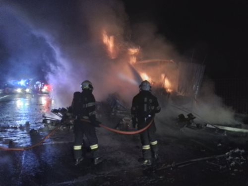 Na dálnici hořel návěs kamionu