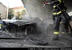 V Plzeňské ulici v Praze hořel osobní automobil, plameny poškodily bok vedle stojícího vozidla