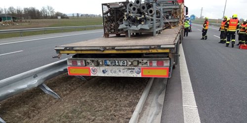 Kamión narazil do svodidel a zastavil dopravu