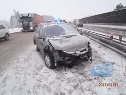 Při nehodě na dálnici se zranila řidička