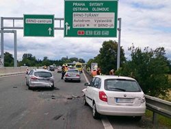 Hromadná nehoda omezila provoz na dálnici D2 ve směru na Brno