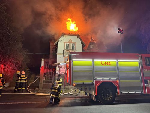 Rozsáhlý požár střechy zaměstnal osm jednotek hasičů