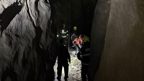 Pět horolezců uvízlo v noci na skále. Byli promočení, prochladlí a vyčerpaní