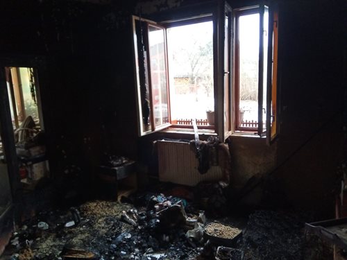 Ranní požár rodinného domu vyžadoval zásah hasičů