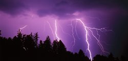 Pro pro kraje Karlovarský, Plzeňský, Středočeský a Jihočeský a Vysočinu platí výstraha před velmi silnými bouřkami